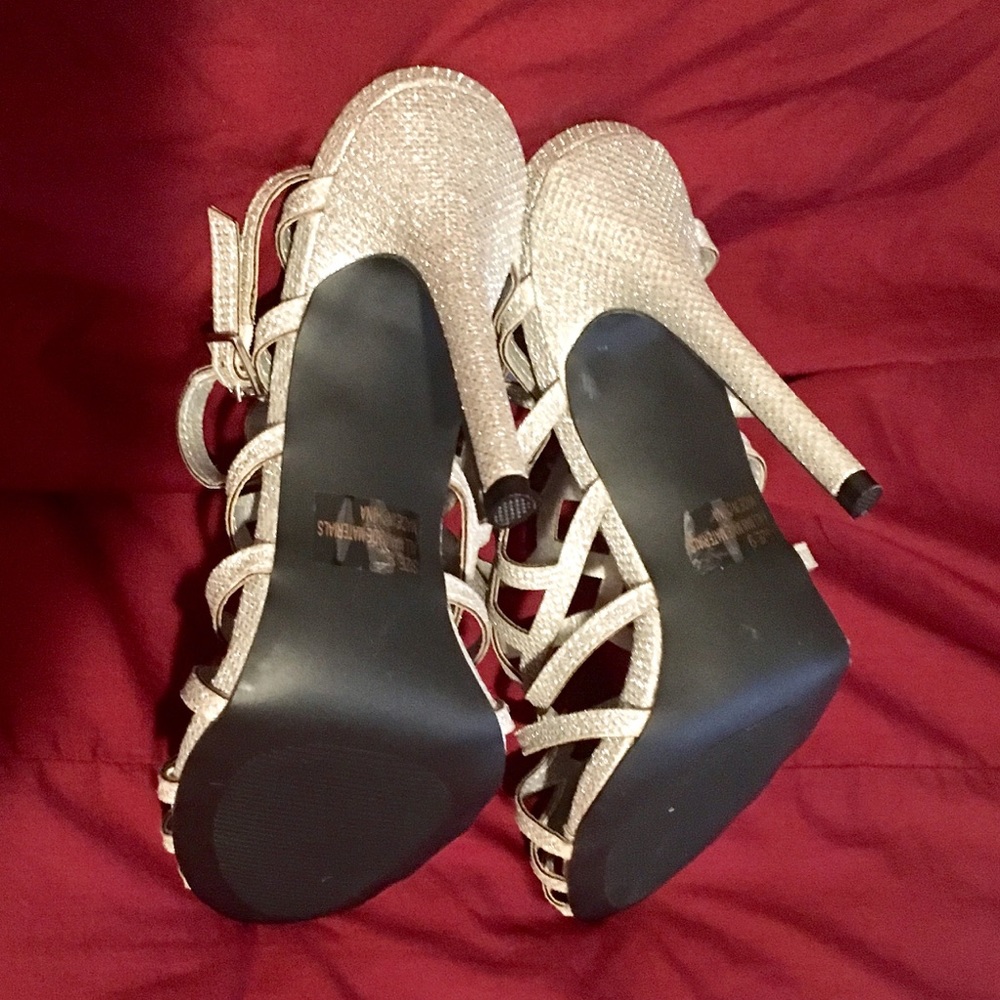Silver Heels - Picture 5 of 8